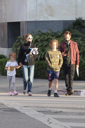 Westwood, CA  - *EXCLUSIVE*  - Natalie Portman and husband Benjamin Millepied step out with their kids and treat them to the arts and visit a local museum to start the week.Pictured: Natalie Portman, Benjamin MillepiedBACKGRID USA 7 MARCH 2022 USA: +1 310 798 9111 / usasales@backgrid.comUK: +44 208 344 2007 / uksales@backgrid.com*UK Clients - Pictures Containing ChildrenPlease Pixelate Face Prior To Publication*