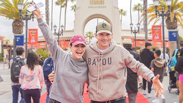 Ештон Катчер і Міла Куніс обіймаються для сімейної прогулянки в Universal Studios: фото