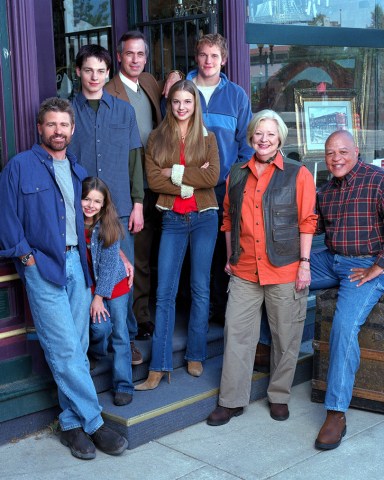 EVERWOOD, Treat Williams, Vivien Cardone, Gregory Smith, Tom Amandes, Emily Van Camp, Chris Pratt, Debra Mooney, John Beasley, season #1.  2002-2006. photo: ©WB / courtesy Everett Collection