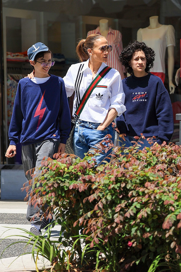 Jennifer Lopez ve Emme Beverly Hills'te Max İle Öğle Yemeğinde Kot Giydiler - Hollywood Life