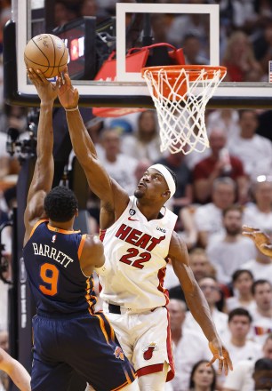 SHUTTERSTOCK OUT Zorunlu Katkı: Fotoğraf: RHONA WISE/EPA-EFE/Shutterstock (13902849f) Miami Heat forveti Jimmy Butler (Sağda), NBA basketbol Doğu Konferansı Yarı Finallerinin ilk yarısında New York Knicks guardı RJ Barrett'ın (Solda) şutunu engelledi Miami Heat ve New York Knicks arasında Miami, Florida, ABD'deki Kaseya Center'da oynanan üçüncü eleme maçı, 06 Mayıs 2023. NBA Playoffları - New York Knicks Miami Heat, ABD'de - 06 Mayıs 2023