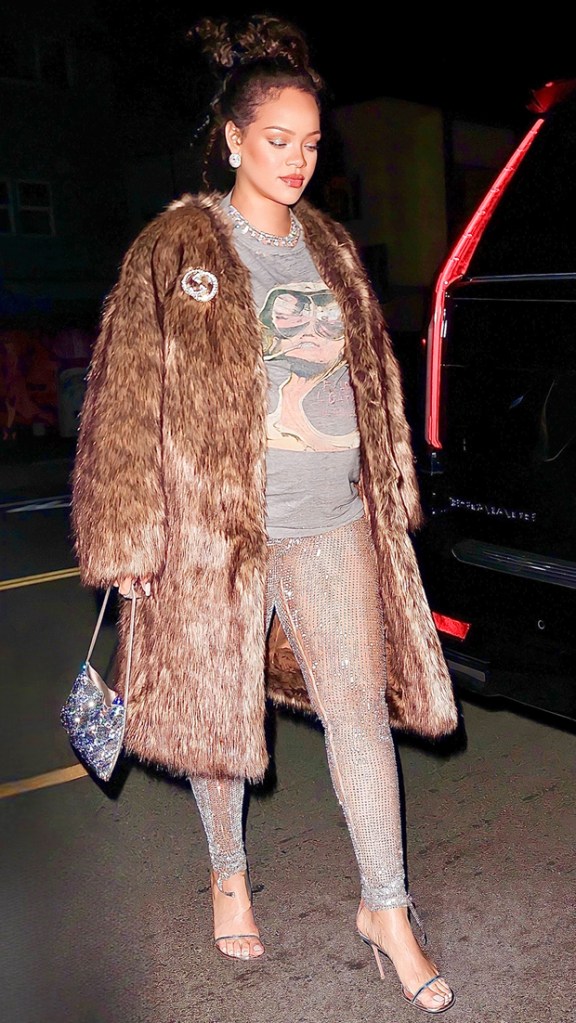 Rihanna, Bir Arkadaşıyla Akşam Yemeğine Çıkarken Transparan Payetli Pantolonunu Sallıyor - Hollywood Life