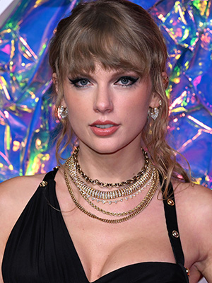 Who's Taylor Swift Dating Now 2023? Boyfriends Travis Kelce, Matty Healy –  StyleCaster