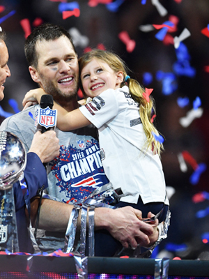 NFL Fans Are Loving Photo Of Tom Brady, Kids At Disney World - The