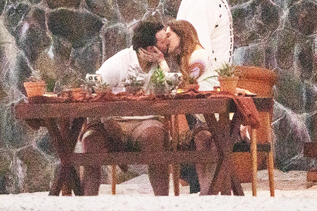 hailee steinfeld kissing josh allen dinner in mexico