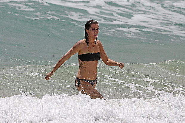 Beryl TV Kristen-Wiig-bikini-spl-embed Kristen Wiig Wears Bikini With Shirtless Sean Penn At Beach: Photos – Hollywood Life Entertainment 