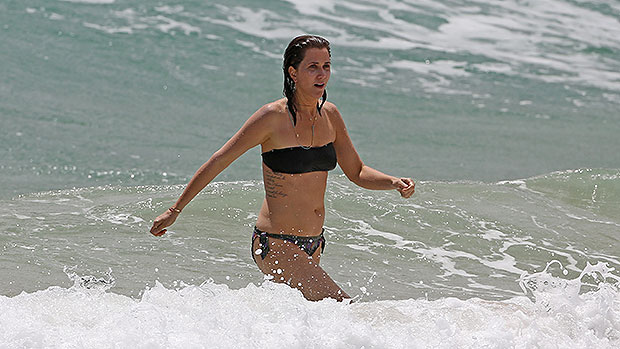 Kristen Wiig wears a bikini to hang out with her friend Sean Penn at the beach: photos