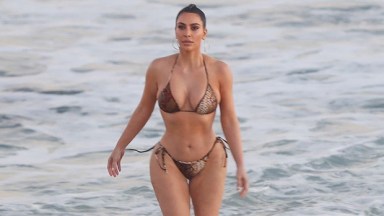 Tanga Bikinili Kim Kardashian Sahilde Çember Yaparken: Fotoğraflar – Hollywood Life
