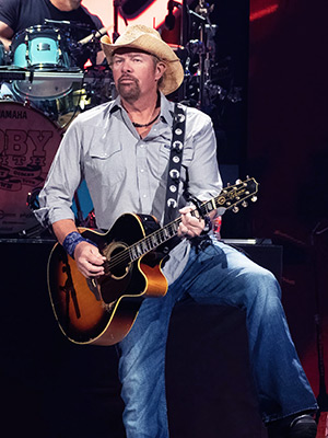 Toby Keith Takes the Stage for Phenomenal Performance