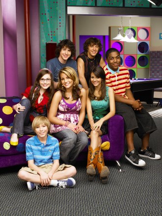 ZOEY 101, (top row, from left): Sean Flynn, Matthew Underwood, Christopher Massey, (middle): Erin Sanders, Jamie Lynn Spears, Victoria Justice, (bottom): Paul Butcher, 2005-08. © Nickelodeon / Courtesy: Everett Collection