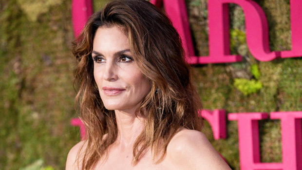 Cindy Crawford Relaxes Topless In A Sizzling Tub On Lake Trip – League1News
