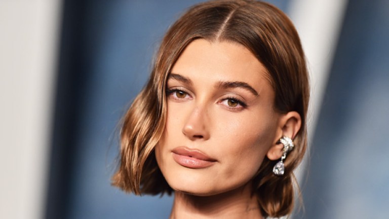 Hailey Bieber’s Hair Makeover: New Cinnamon Cookie Butter Color ...