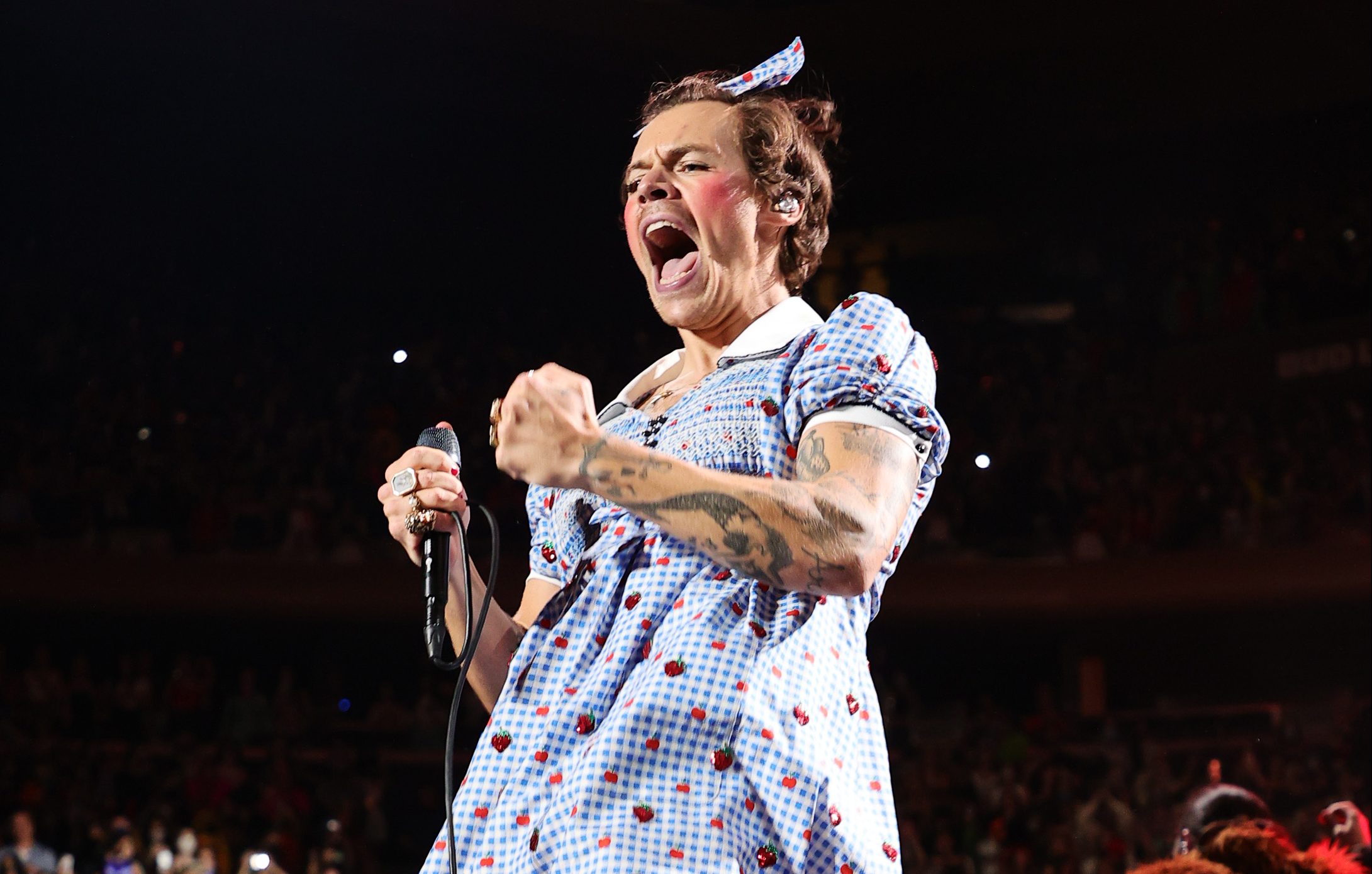 Harry Styles’ Outfits: Photos of the One Direction Singer’s Craziest Looks
