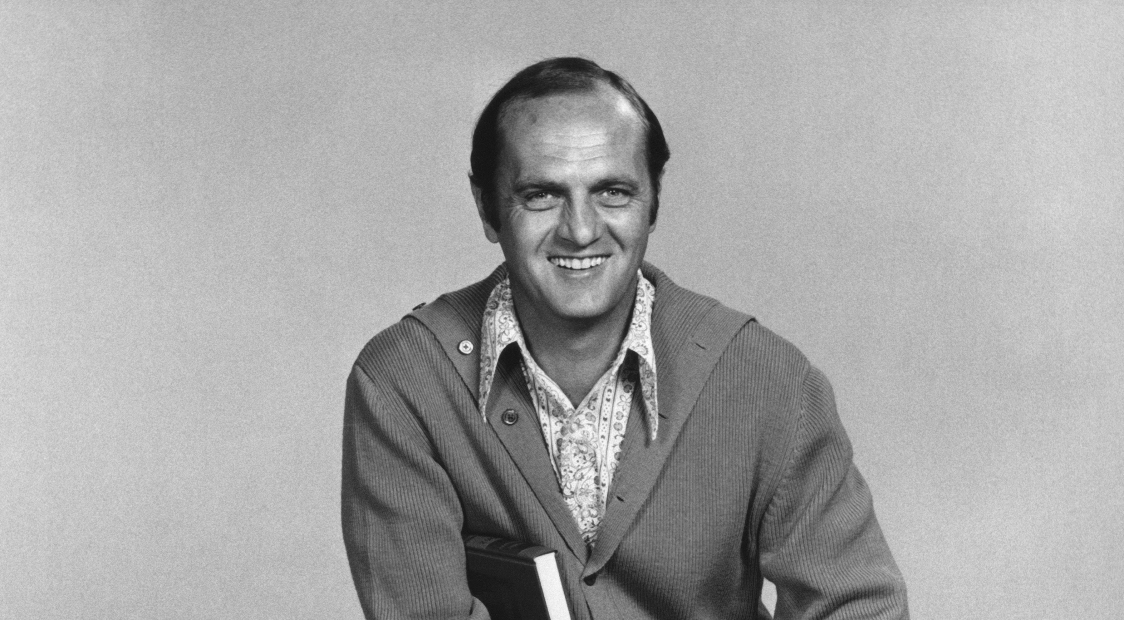 Bob Newhart 1970's smiling studio publicity portrait. (Photo by Screen Archives/Getty Images)