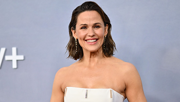 Jennifer Garner Offers to Buy Paparazzo’s Shoes to Help a Homeless Man in a Wheelchair