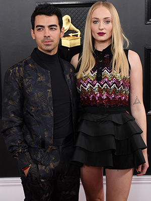 Joe Jonas Sophie Turner posing at 2020 Grammys
