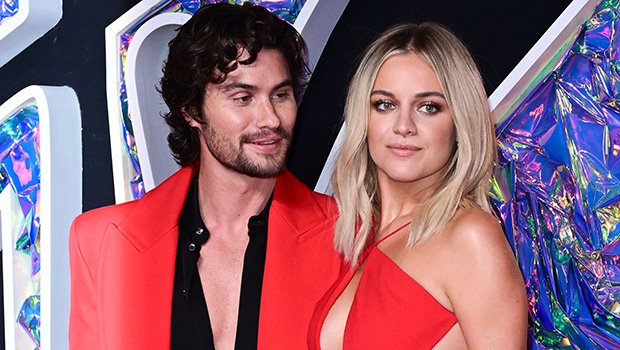 Kelsea Ballerini and Chase Stokes Twin in Red at 2023 MTV VMAs: Photos ...