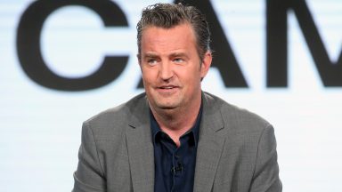 PASADENA, Kalifornia – 13 stycznia: Aktor Matthew Perry z programu telewizyjnego „The Kennedys – After Camelot” przemawia na scenie podczas części REELZChannel trasy prasowej Stowarzyszenia Krytyków Telewizyjnych Zimowych 2017 w hotelu Langham 13 stycznia 2017 r. w Pasadenie w Kalifornii ( Zdjęcie: Frederick M. Brown/Getty Images)