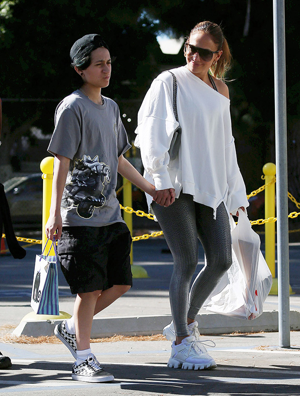 Jennifer Lopez ed Emme si tengono per mano durante un giro di shopping a Los Angeles: foto