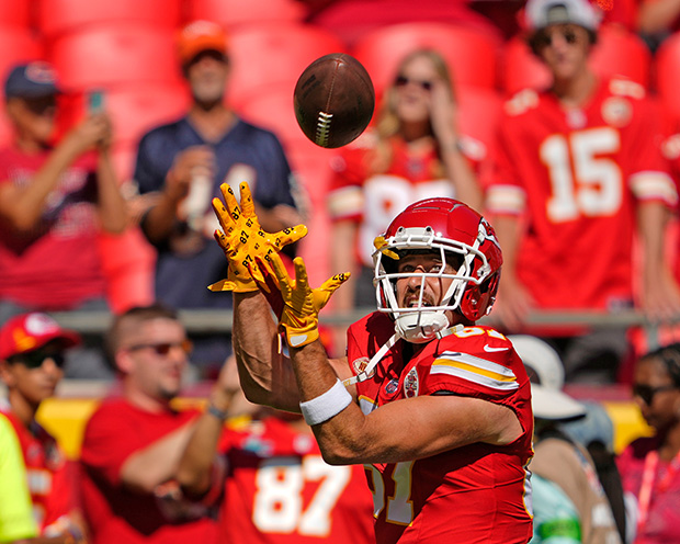 Taylor Swift Perfects Stadium Style at Kansas City Chiefs Game