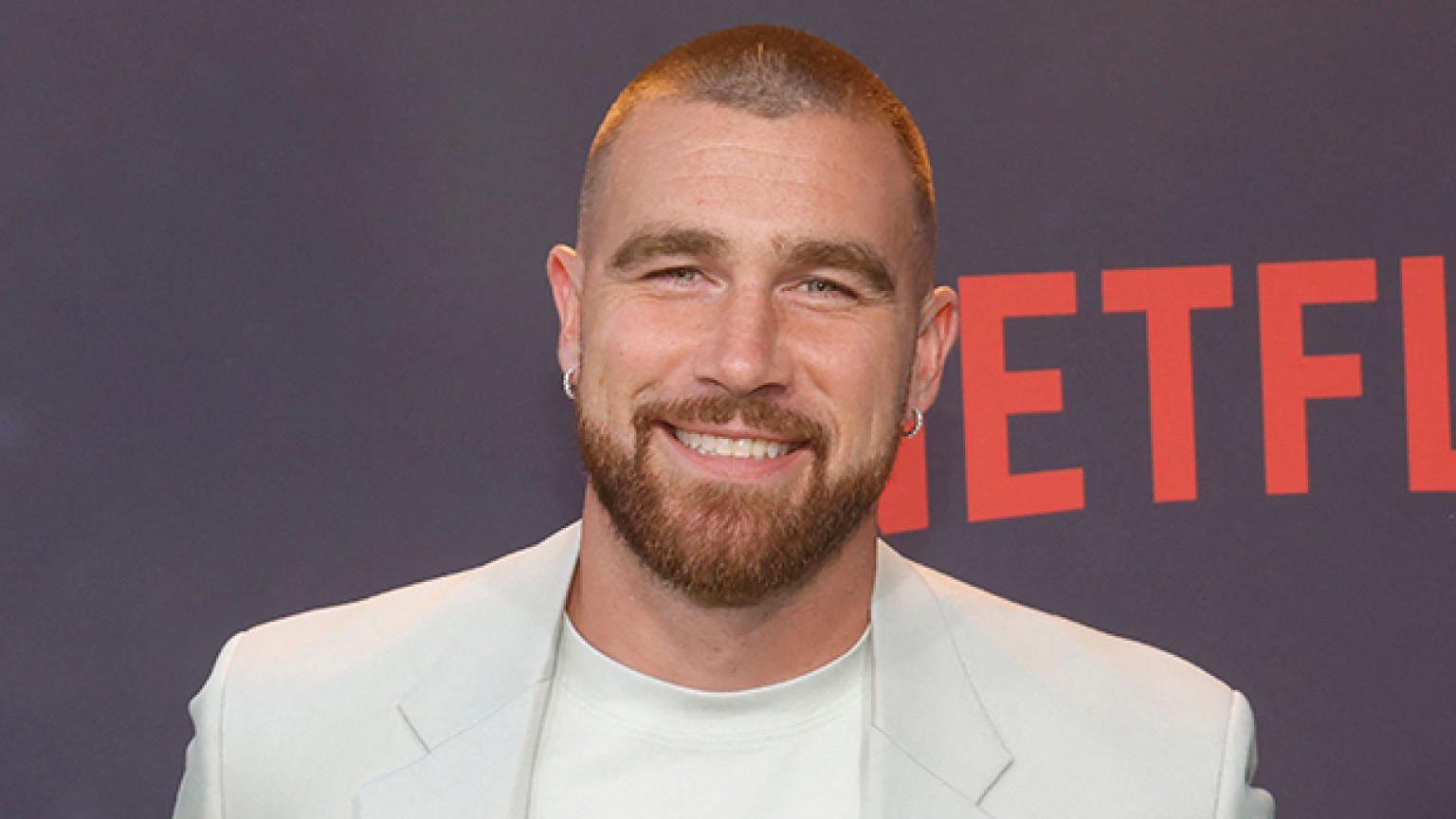 Travis Kelce Makes Cameo Appearance in Taylor Swift ‘SNL’ Sketch ...