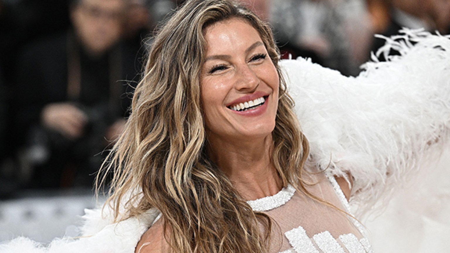 Gisele Bündchen’s AntiAging Serum Leaves Her Skin ‘Plump’ Hollywood Life(01)