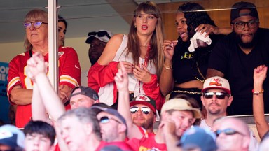 ဟော်လီဝုဒ်မှ နောက်ဆုံးရသတင်း။ Chiefs Game မှာ အားပေးနေစဉ် Taylor Swift ကို Travis Kelce ရဲ့ ‘Wife’ လို့ မတော်တဆ ခေါ်ဝေါ်ခြင်းခံရပါတယ်။