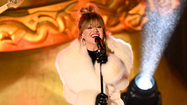 Kelly Clarkson Looks Gorgeous in White Winter Coat During ‘Christmas in Rockefeller Center’ Special