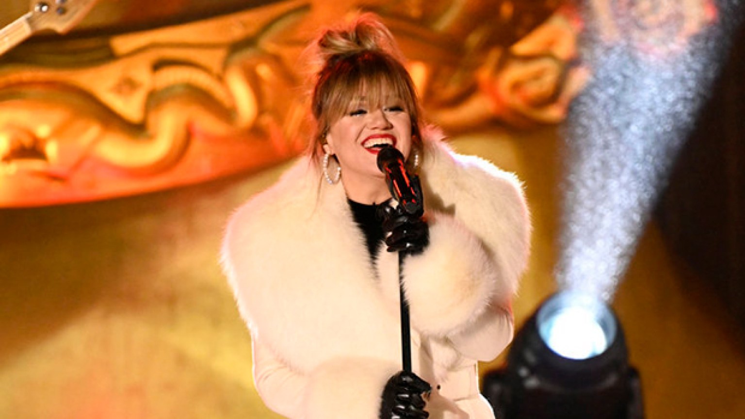 Kelly Clarkson’s ‘Christmas in Rockefeller Center’ Outfit Photos