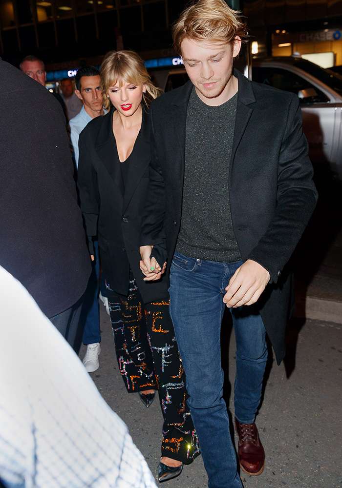 Taylor Swift segurando a mão de Joe Alwyn