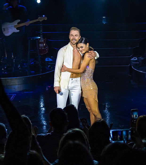 Derek Hough y Hayley Erbert actuando en el escenario