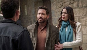 Mandy Moore and Edgar Ramírez in Dr. Death