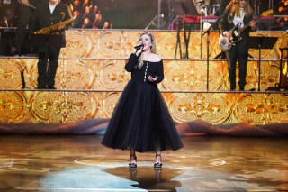 CHRISTMAS AT THE OPRY -- Pictured: Kelly Clarkson -- (Photo by: Mickey Bernal/NBC)