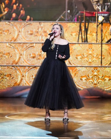 CHRISTMAS AT THE OPRY -- Pictured: Kelly Clarkson -- (Photo by: Mickey Bernal/NBC)