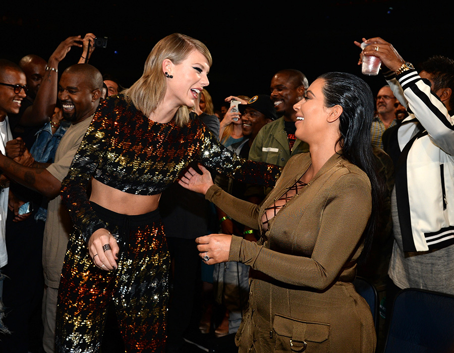 Taylor Swift talking to Kim Kardashian at the 2015 VMAs
