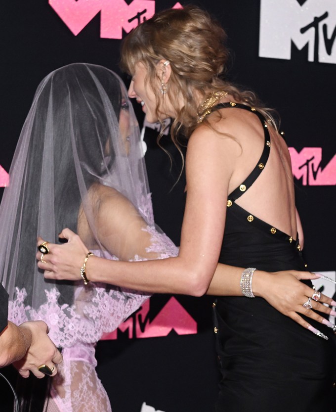 Taylor Swift and Nicki Minaj Hug at the 2023 MTV VMAs