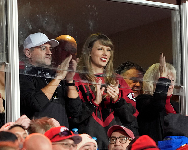 Taylor Swift and Travis Kelce Pack on the PDA at Holiday Party: Photo