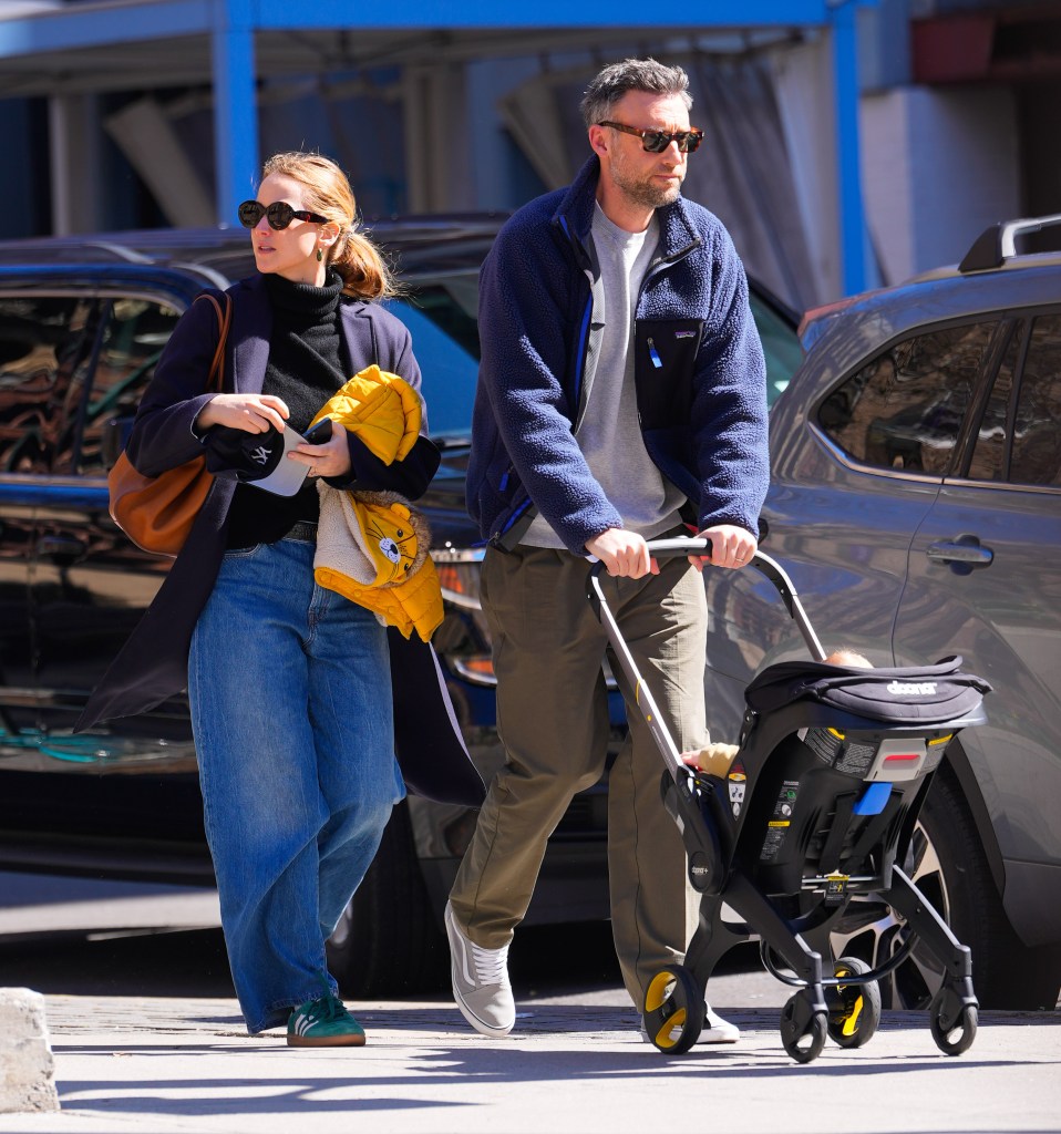 NUEVA YORK, NUEVA YORK - 26 DE MARZO: Jennifer Lawrence y Cooke Maroney son vistos el 26 de marzo de 2023 en la ciudad de Nueva York. (Foto de Gotham/GC Images)