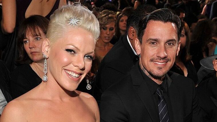Wie is Pink’s echtgenoot, Carey Hart? Wat je moet weten over de professionele motorrijder: het leven in Hollywood