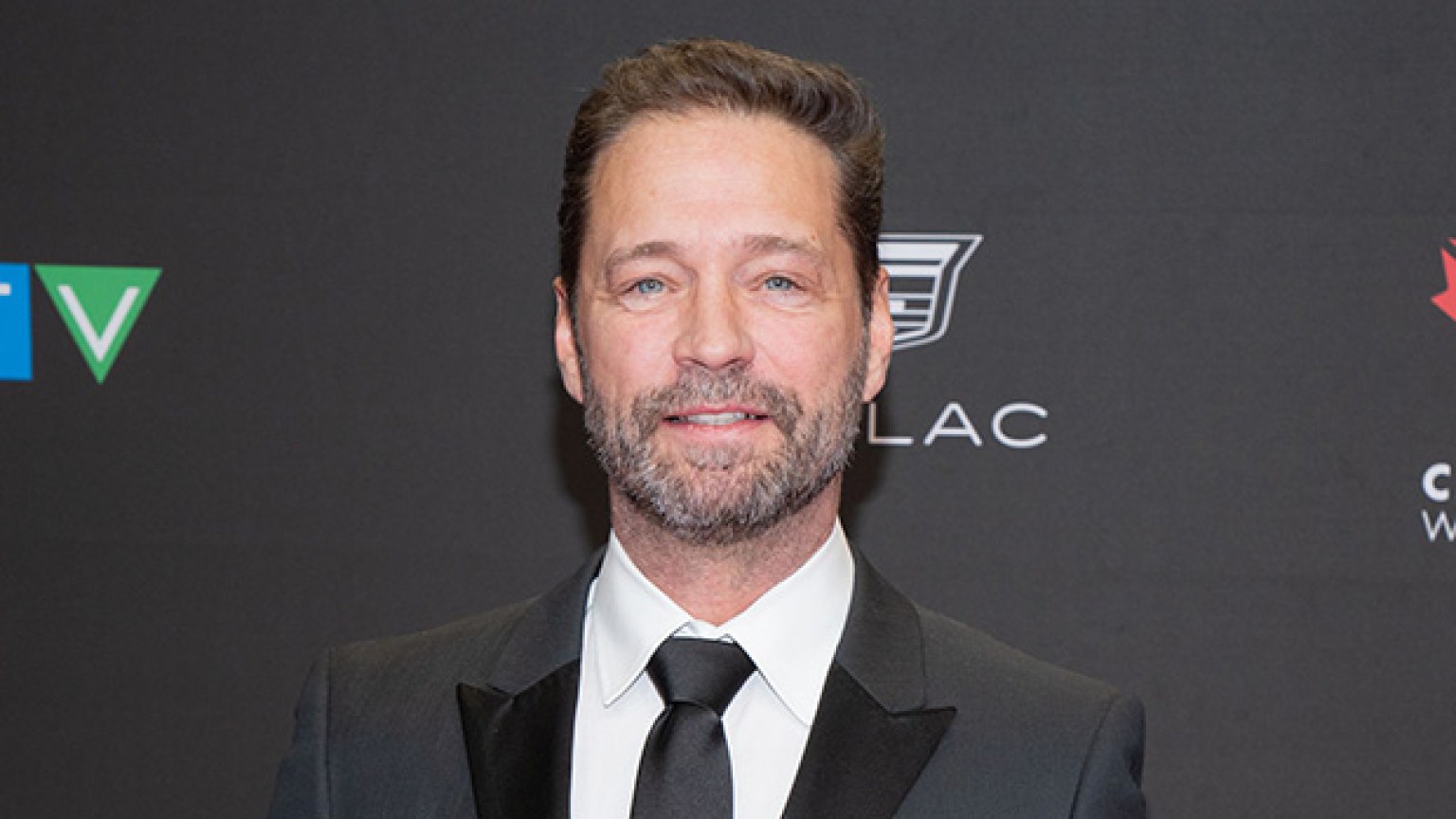 Jason Priestley Admits Brad Pitt Would Wait Long Between Showers ...