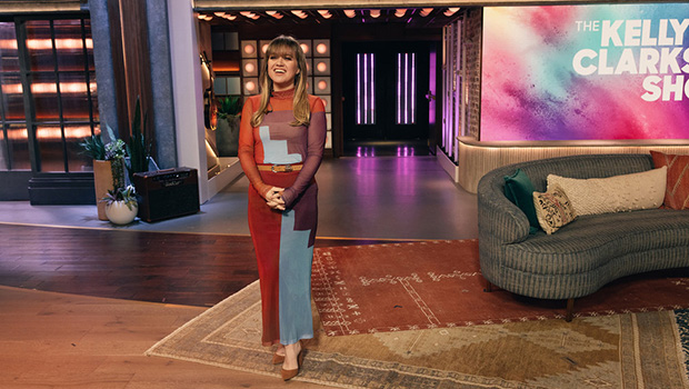 Kelly Clarkson Stuns in Sleek Patterned Dress While Chatting With Justin Timberlake on Her Talk Show