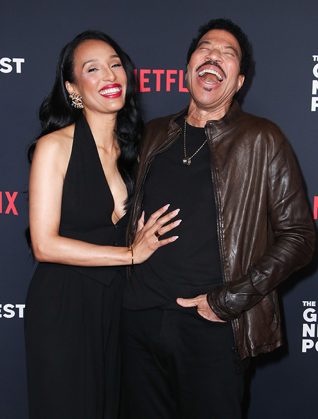 lionel richie lisa parigi snuggle up greatest night in pop premiere embed The Times Of Update
