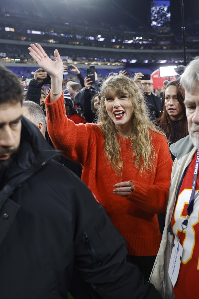 Taylor Swift Waves to Fans