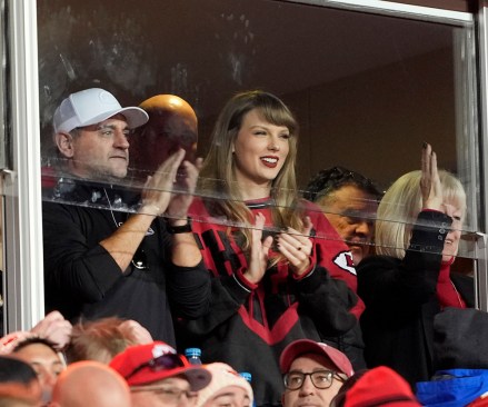 Reaksi Taylor Swift terhadap touchdown Chiefs pada kuarter ke-3 melawan Buffalo Bills di Arrowhead Stadium di Kansas City, Missouri pada Minggu, 10 Desember 2023. NFL Bills Chiefs, Kansas City, Missouri, Amerika Serikat - 10 Des 2023
