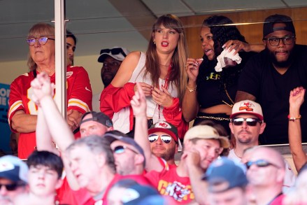 Taylor Swift menonton di samping Donna Kelsey pada kuarter kedua saat Kansas City Chiefs bermain melawan Chicago Bears di Arrowhead Stadium di Kansas City, Missouri pada Minggu, 24 September 2023. NFL Bears Chiefs, Kansas City, Missouri, Amerika Serikat - 24 Sep 2023