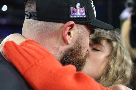 BALTIMORE, MARYLAND - JANUARY 28: Travis Kelce #87 of the Kansas City Chiefs celebrates with Taylor Swift after a 17-10 victory against the Baltimore Ravens in the championship game of the AFC at M&T Bank Stadium on January 28, 2024 in Baltimore, Maryland. (Photo by Patrick Smith/Getty Images)