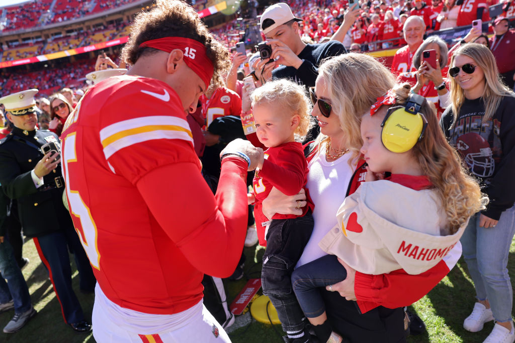  Patrick Mahomes #15 of the Kansas City Chiefs fist bumps his son, Bronze, while his wife and daughter, Brittany and Sterling, watch prior to a game against the Denver Broncos at GEHA Field at Arrowhead Stadium on November 10, 2024 in Kansas City, Missouri. (Photo by Jamie Squire/Getty Images)