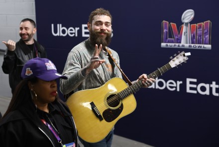 LAS VEGAS, NEVADA – 11 DE FEBRERO: El rapero y cantante estadounidense Post Malone reacciona antes del Super Bowl LVIII en el Allegiant Stadium el 11 de febrero de 2024 en Las Vegas, Nevada.  (Foto de Tim Nwachukwu/Getty Images)