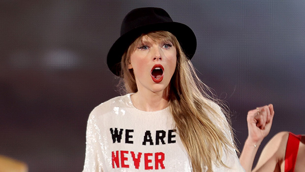 泰勒·斯威夫特 (Taylor Swift) 在东京举行的“Eras 巡演”演出期间，在甜蜜时刻向歌迷赠送“22”帽子：观看
