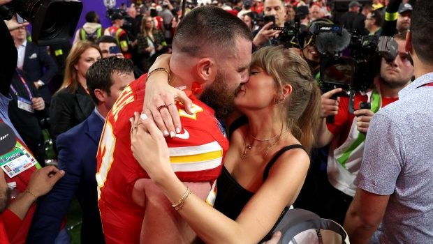 Taylor Swift and Travis Kelce kissing at the Super Bowl 2024